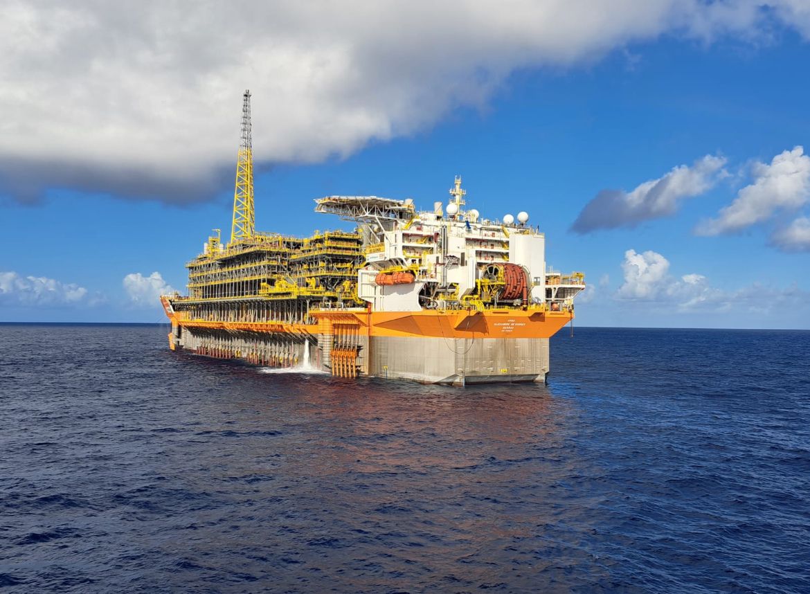 Navio-plataforma Alexandre de Gusmão no mar